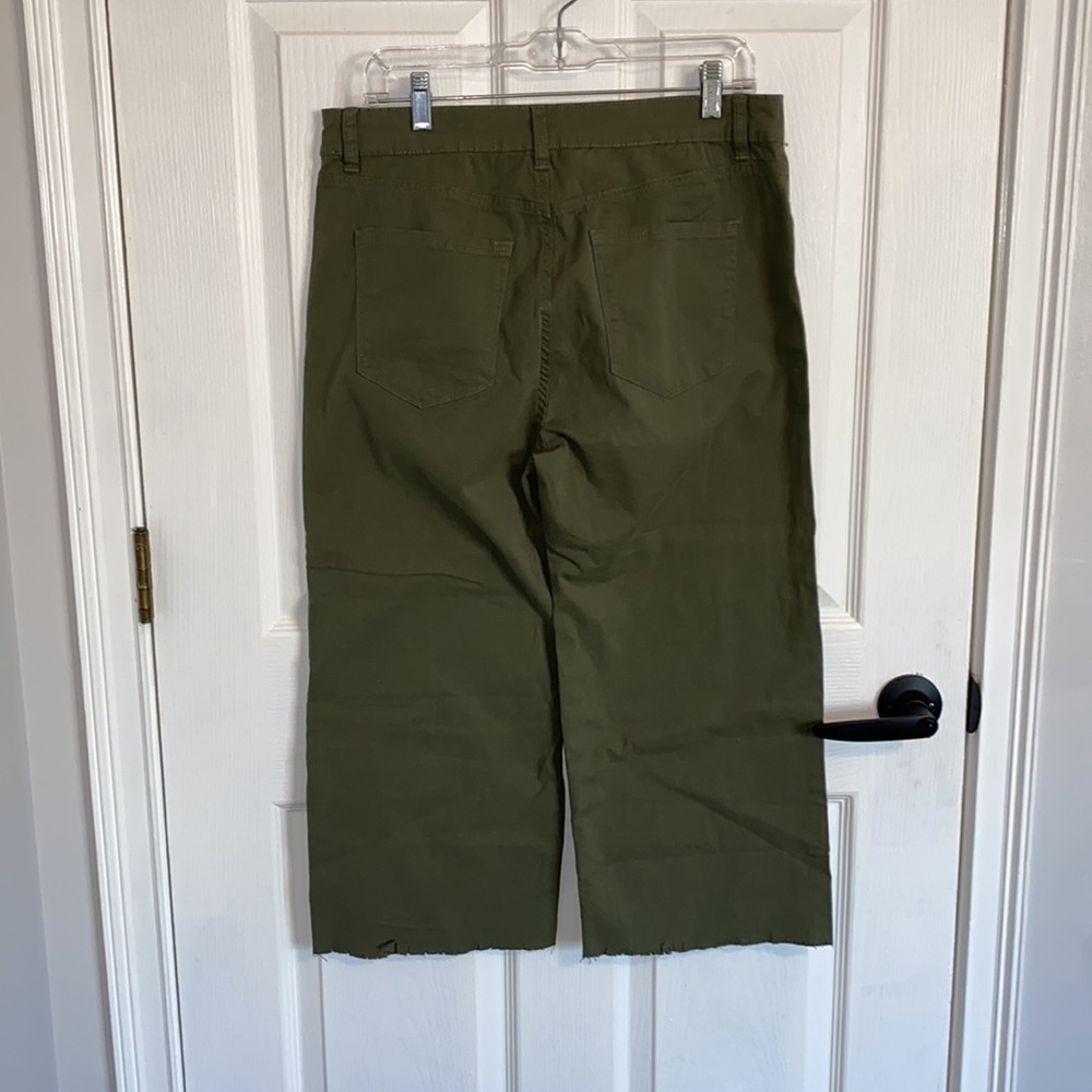 Sanctuary Ladies cropped raw hem olive army green size 32W, NWOT, never worn - Picture 4 of 8